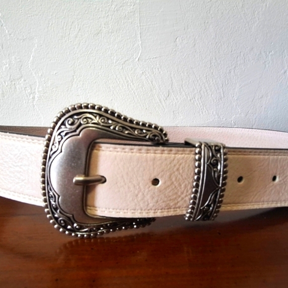 Vince Camuto Wester Buckle Vanilla Belt 44" - Picture 4 of 10